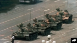 1989年6月5日一名男子在北京長安街上阻擋一排坦克。