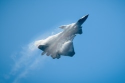 Kineski avion J-20, nevidljiv za radar, tokom egzibicionog leta na aeromitingu "Eršou Čajna" 2018. u Zuhaju, u južnoj kineskoj pokrajini Guangdong, 6. novembra 2018.