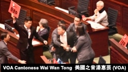 民主黨主席胡志偉不滿林鄭月娥的回應斷章取義，出言責罵被逐離場 (攝影：美國之音湯惠芸）