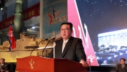资料照片：朝鲜领导人金正恩在平壤举行的朝鲜国防展上讲话。(2021年10月12日)