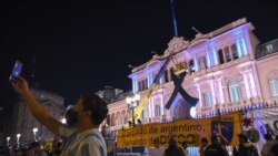 Građani ispred predsedničke palate u Buenos Airesu odaju poštu Dijegu Maradoni