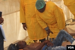 FILE: Zimbabwe President Emmerson Mnangagwa talks to one of the cholera victims on Sept. 19, 2018 in Glenview’s Harare, epicenter of the waterborne disease. (C. Mavhunga/VOA)