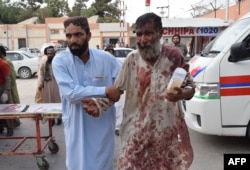 Pakistanca povređenog u eksploziji bombe na predizbornom skupu odvode u bolnicu u Kueti, 13. juli 2018.
