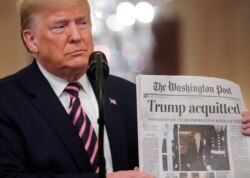 Predsednik Donald Tramp pokazuje naslovnu stranu Vašington posta