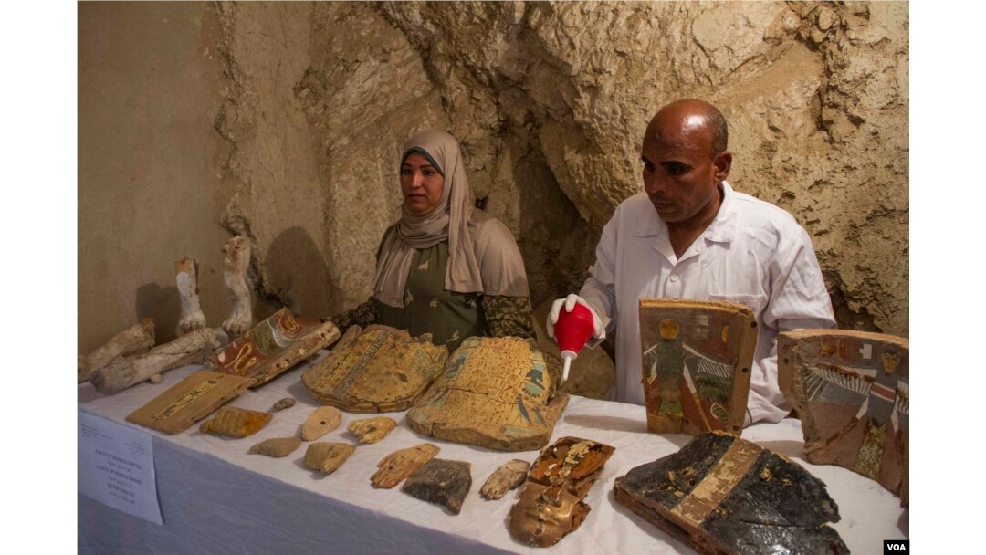 Egyptian excavation workers restore funeral furniture found in a newly discovered tomb, Kampp 161, in the Draa Abul Naga necropolis on Luxor’s West Bank, Egypt, Dec. 9, 2017. (H. Elrasam/VOA)