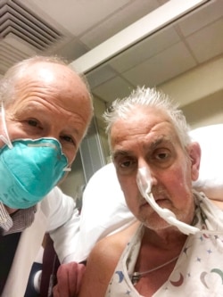 Dr. Bartli Grifit snima selfi sa pacijentom Dejvidom Benetom u Baltimoru u januaru 2022. Foto: Škola medicine Univerziteta Merilend
