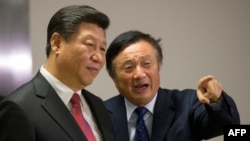中國領導人習近平（左）於2015年10月21日對英國進行國事訪問期間，在倫敦參觀了中國科技公司華為技術有限公司，並由華為總裁任正非陪同講解。