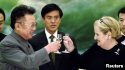 ARHIVA - Bivši severnokorejski lider Kim Džong Il i bivša državna sekretarka Medlin Olbrajt na večeri u Pjongjangu 2000.
