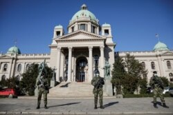 Arhiva - Pripadnici Vojske Srbije obezbeđuju zgradu Doma Narodne skupštine, nakon proglašenja vanrednog stanja u sklopu mera za borbu protiv epidemije koronavirusa, u Beogradu, 16. marta 2020. (REUTERS/Marko Đurica)
