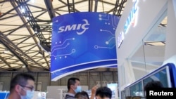 觀眾在上海參觀中國國際半導體博覽會的中芯國際的展台。 (2020年10月14日)