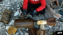 Sirijac pokazuje ostatke rakete koje učestalo ispaljuju režmske snage na opkoljeni pobunjenički grad Dumu, u Istočnoj Guti, regionu u predgrađima Damaska, 22. januar 2018.