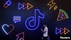 資料照：中國浙江省杭州市一名男子走過 TikTok app的廣告。 （2019年10月18日）