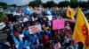 Manifestantes llevan carteles durante la protesta pacífica contra el entonces proyecto de ley 1718 del Senado de Florida, el jueves 1 de junio de 2023, en Immokalee, Florida.