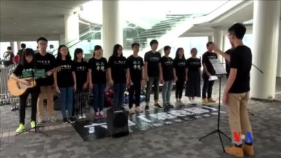 2015-06-03 美國之音視頻新聞:香港學生街頭表演“六四報哀音”