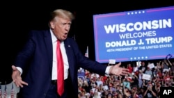 Bivši predsednik Donald Tramp na predizbornom mitingu u Vokeši u Viskonsinu, 2. aprila 2024. (Foto: AP/Morry Gash)
