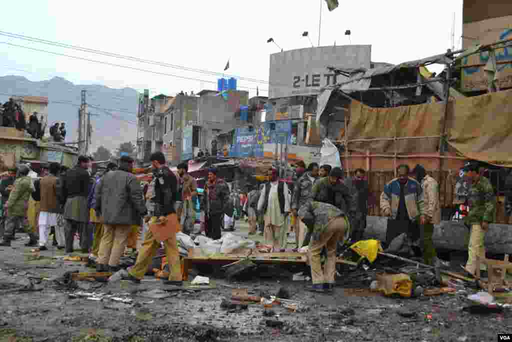 Police and residents at the site of a bomb blast in Quetta, Pakistan, January 10, 2013. (Hameed Samsor/VOA)