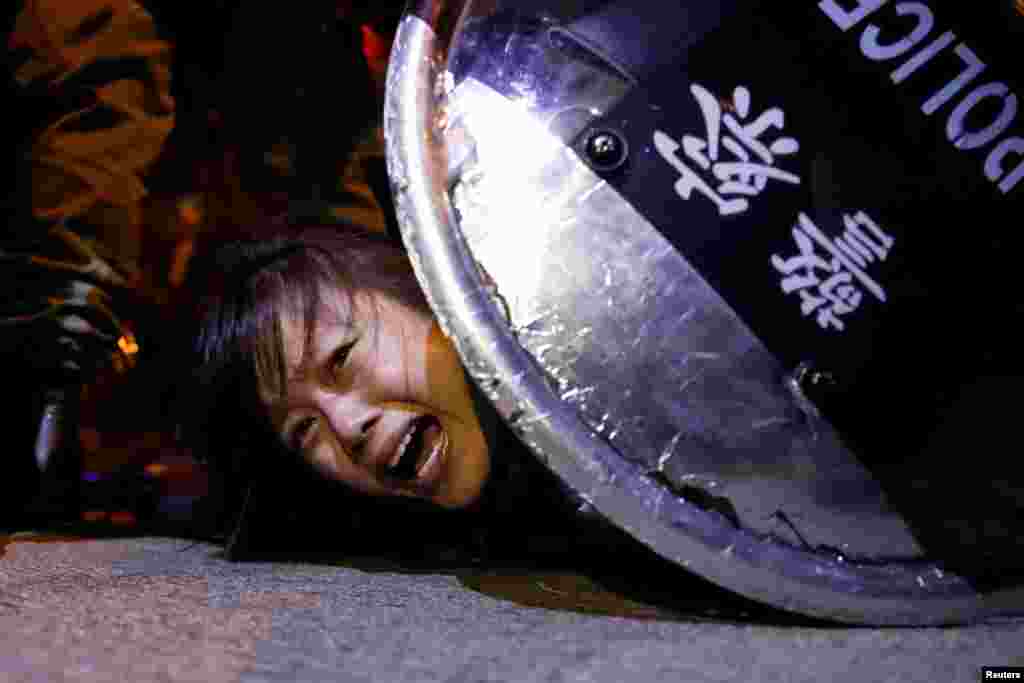 在旺角警署外发生的一次抗议中，防暴警察拘捕一名抗议者。(2019年9月2日)