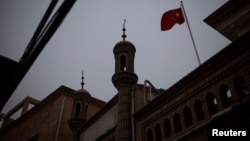 中國國旗飄揚在新疆維吾爾自治區喀什舊城區內一座清真寺上空（路透社，2021年5月4日）