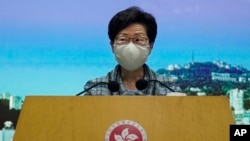 香港特首林鄭月娥在記者會上在聽記者提問題。她宣佈推遲發表《施政報告》。（2020年10月12日）