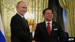 ရုရှားသမ္မတ Vladimir Putin က မြန်မာစစ်ခေါင်းဆောင် ဗိုလ်ချုပ်မှူးကြီးမင်းအောင်လှိုင်ကို ကရင်မလင်နန်းတော်မှာ လက်ခံတွေ့ဆုံစဥ်။ (မတ်လ ၄၊ ၂၀၂၅) 