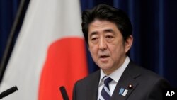 ທ່ານ Shinzo Abe ນາຍົກລັດຖະມົນຕີຍີ່ປຸ່ນ ຂະນະຖະແຫຼງ ຕໍ່ກອງປະຊຸມນັກຂ່າວ ກ່ຽວກັບການເຈລະຈາການຄ້າ Trans-Pacific Partnership ຫຼື TPP. 