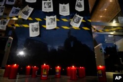 Foto jurnalis yang terbunuh dipajang di dinding saat aksi protes pembunuhan jurnalis Fredid Roman, di luar kantor Kejaksaan Agung Meksiko di Mexico City, Rabu, 24 Agustus 2022 (Foto: AP)