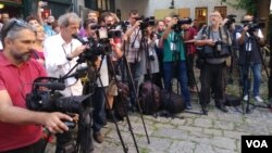 Arhiva - Novinari i medijske ekipe na zadatku (Foto: Veljko Popović, VOA)