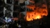 Orang-orang berkerumun di dekat gedung yang baru terkena serangan udara Israel di Beirut, Lebanon, 10 Oktober 2024. (Foto: Bilal Husein/AP Photo)