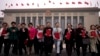 2025年3月11日出席全國人民大會閉幕式後，手持全國人民代表大會報告的代表離開人民大會堂。