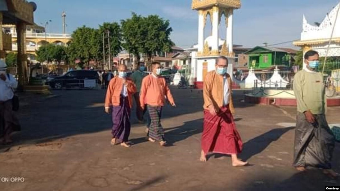 ဒေါက်တာအောင်မိုးညို ဦးဆောင်တဲ့ NLD ကိုယ်စားလှယ်အဖွဲ့။ (ဓါတ်ပုံ National League for Democracy - Mon State - ဇန်နဝါရီ ၀၄၊ ၂၀၂၁)