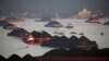 Sejumlah tongkang batu bara terlihat sedang mengantre di sepanjang Sungai Mahakam di Samarinda, Kalimantan Timur, 31 Agustus 2019. (Foto: REUTERS/Willy Kurniawan)