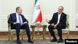 از راست به چپ، مسعود پزشکیان، رییس جمهور ایران، و سرگی لاوروف، وزیر خارجهٔ روسیه