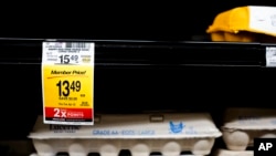 Foto Achiv: Yon etaje ki vid ak kek bwat ze nan sipemache Safeway nan vil Seattle, eta Washington, 27 Janvye, 2025.
