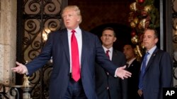 Donald Tramp u pratnji svog budućeg šefa kabineta Rejnsa Pribusa i penzionisanog generala Majka Flina (arhivski snimak)