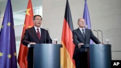 中國總理李強2023年6月20日在柏林與德國總理奧拉夫·朔爾茨（Olaf Scholz）在記者會上。