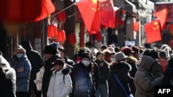 2025年2月3日北京購物街附近小巷的行人。