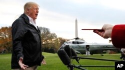 Predsednik Donald Tramp odgovara na pitanja novinara dok napušta Belu kuću, 17. novembra 2018. u Vašingtonu. (Foto: AP/Jacquelyn Martin)