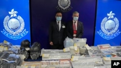香港警務處國安處高級警司李桂華（左）與其他資深爆破專家警員在新聞發布會上展示爆炸案的證據。 （2021年7月6日）