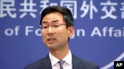中国外交部发言人耿爽在例行记者会上。（2019年7月17日）