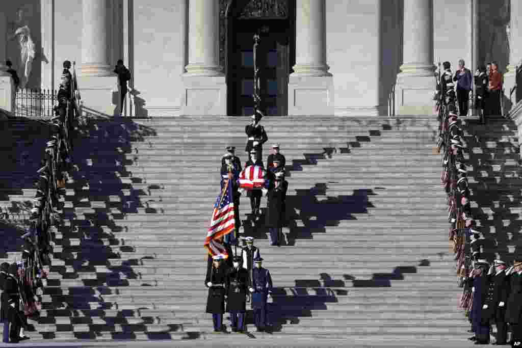 Coberto com a bandeira, o caixão coberto do ex-presidente Jimmy Carter é transportado do Capitólio dos EUA a caminho de um funeral de Estado na Catedral Nacional, em Washington, a 9 de janeiro de 2025.