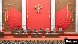 지난 2일 북한 노동당 중앙위원회 본부청사에서 제8기 제3차 정치국 확대회의가 진행되고 있다. 단상 앞줄 가운데가 김정은 국무위원장.