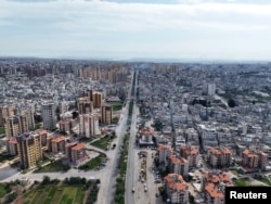 Pasukan keamanan Suriah bertempur melawan pemberontakan yang dimulai oleh pejuang dari sekte Alawite milik pemimpin terguling Bashar al-Assad, di Latakia, Suriah, 7 Maret 2025. (Foto: Reuters)