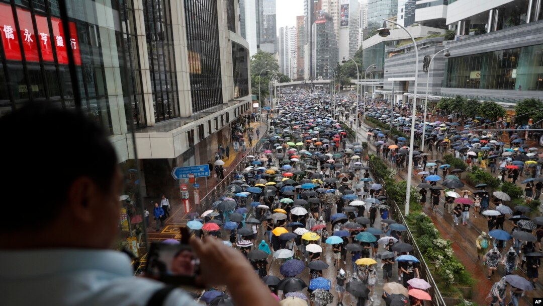 香港民眾星期天（10月6日）繼續冒雨抗議禁蒙面法。