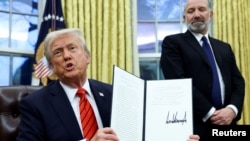 Predsjednik Donald Tramp potpisuje uredbu o tarifama na aluminijum (Foto: REUTERS/Kevin Lamarque)