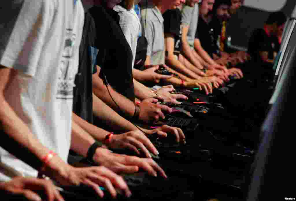 Gamers play Battlefield 1 during the world's largest computer games fair, Gamescom, in Cologne, Germany.