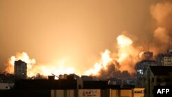 2023年10月8日，以色列空袭期间，加沙城的建筑物上空升起滚滚浓烟。