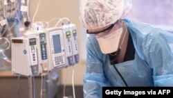 Zdravstvena radnica brine o obolelom od Kovida 19 na respiratoru, na jedinici intenzivne negde u baptističkoj bolnici Flojd, Nju Olbani, Indijana, 7. septembra 2021.