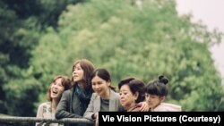 2020年最卖座的台湾本土电影《孤味》，由演员孙可芳（左起）、谢盈萱、徐若瑄、陈淑芳、陈妍霏饰演一家人。 （威视电影授权提供）
