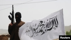 Arhiva - Talibanski borac na straži u pakistanu, na granici sa Avganistanom, 24. maja 2008.