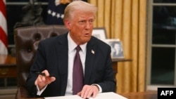 US President Donald Trump signs an executive order on the US withdrawal from WHO (World Health Organization) in the Oval Office of the WHite House in Washington, DC, on January 20, 2025. (Photo by Jim WATSON / POOL / AFP)